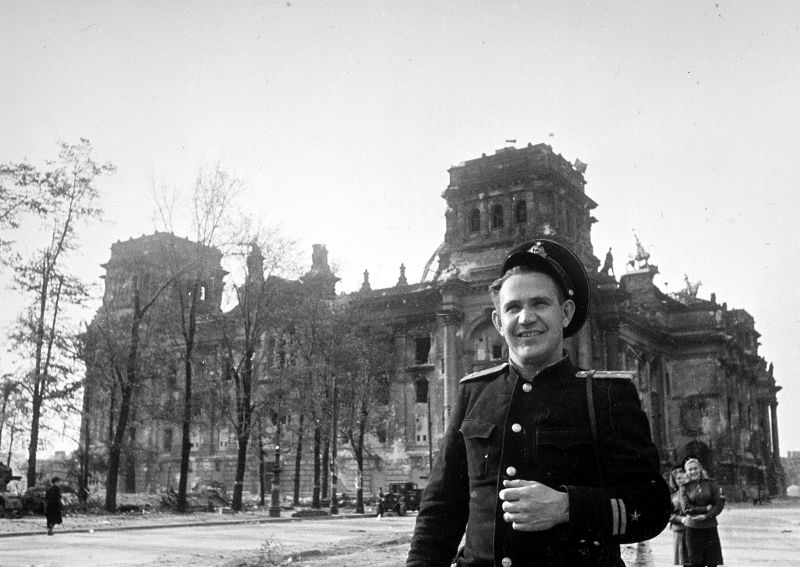 Un soldado posa para Chaldej con el Reichstag a su espalda.