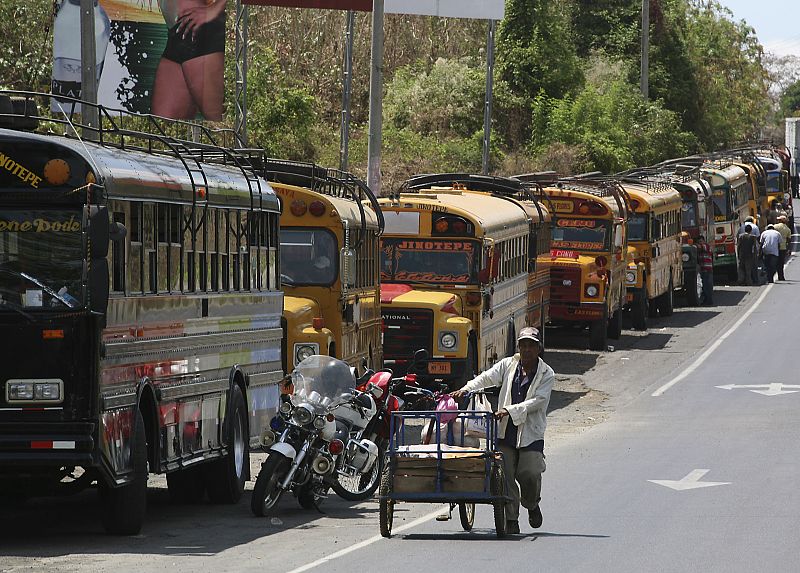 Autobuses alineados durante una protesta para demandar el abaratamiento del combustible en Managua (Nicaragua). Los profesionales del transporte han anunciado un paro indefinido a partir del lunes.