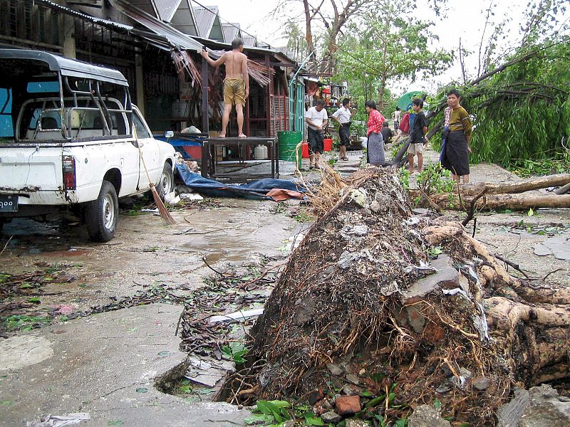 VARIOS RESIDENTES DE YANGON REPARAN SUS TIENDAS TRAS EL PASO DEL CICLÓN NARGIS