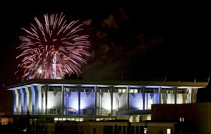 Fuegos artificiales por encima del Knesset (Parlamento) en Jerusalén