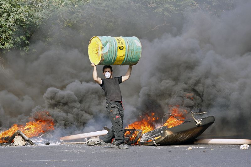 Activistas de Hizbulá construyen barricadas