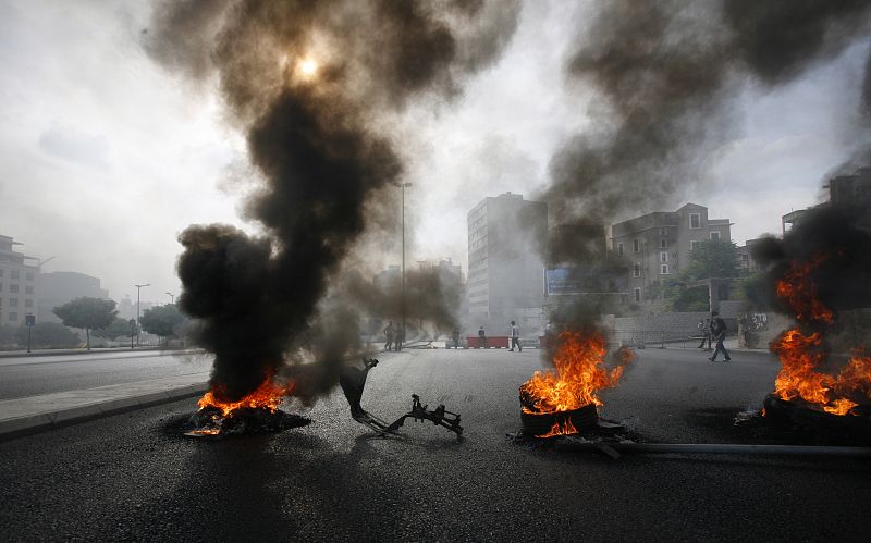 Humo de neumáticos en Beirut