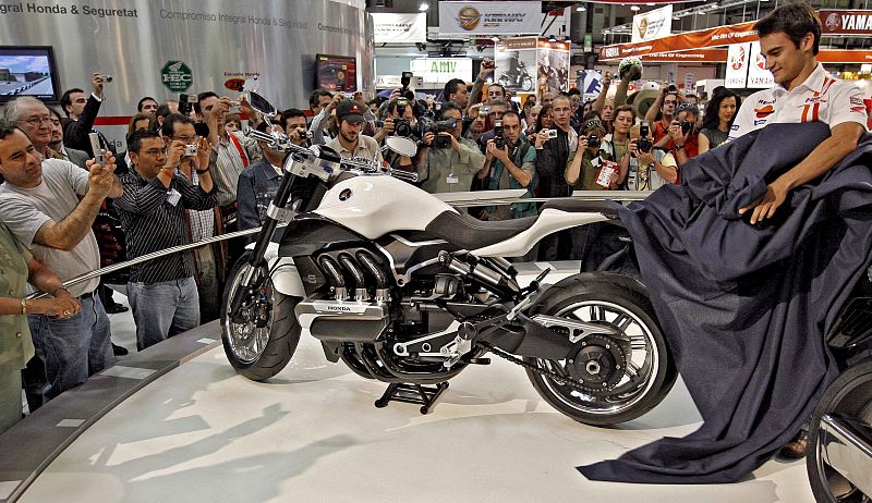 El piloto de motociclismo Dani Pedrosa, actual líder de Moto GP, destapa uno de los prototipos que la marca japonesa Honda ha presentado en la Feria MotOh! que se celebra desde hoy en Barcelona.