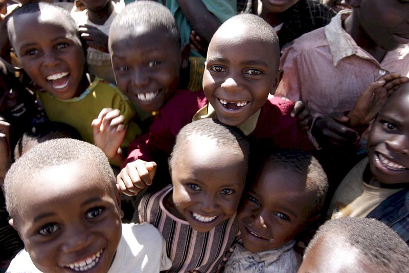 Un grupo de niños sonríe a la cámara en un campo de refugiados en Kenia