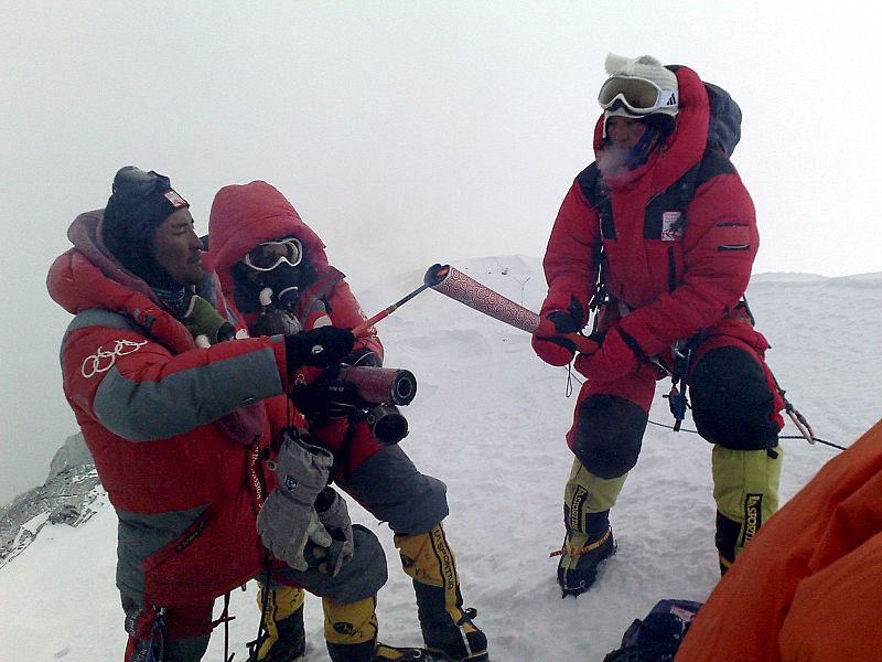 La llama olímpica culmina el Everest