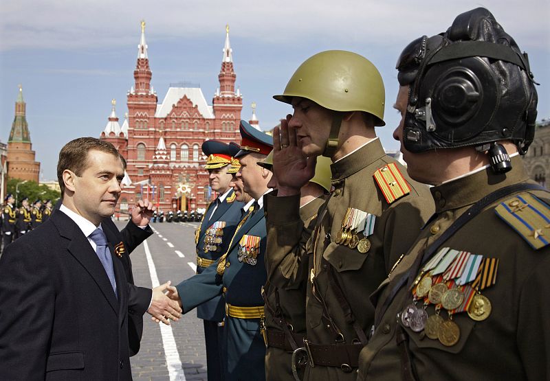 Medvédev se estrena como presidente en su primer acto público