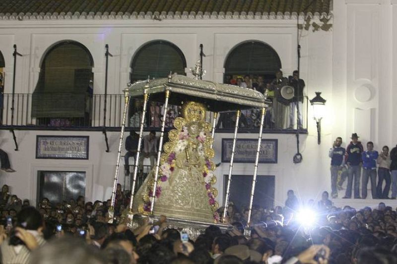 Los almonteños han saltado la reja a las 02.32 horas, después de cerca de tres horas en el interior de la ermita esperando la llegada del Simpecado de la Hermandad Matriz de Almonte del rezo del Rosario, dando con ello comienzo la procesión de la Vir
