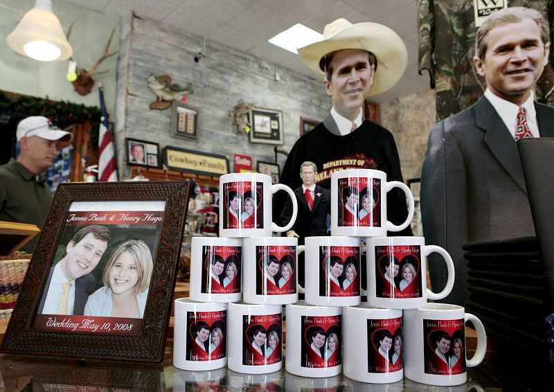 Tazas como souvenir de la boda de Jenna Bush, hija del presidente de Estados Unidos, y Henry Hager en Texas.