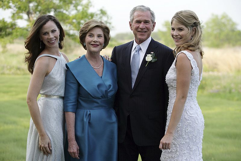 La familia del presidente George W. Bush posa el día de la boda de Jenna con Henry Hager en el Rancho de Crawford, Texas.