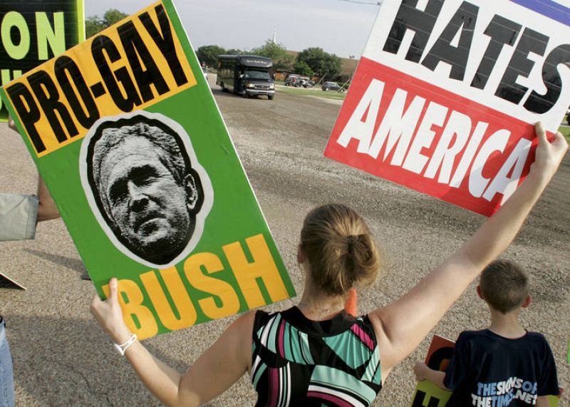 Estadounidenses contrarios a las políticas de Bush protestan aprovechando la atención mediática sobre la boda de su hija Jenna en Texas. 