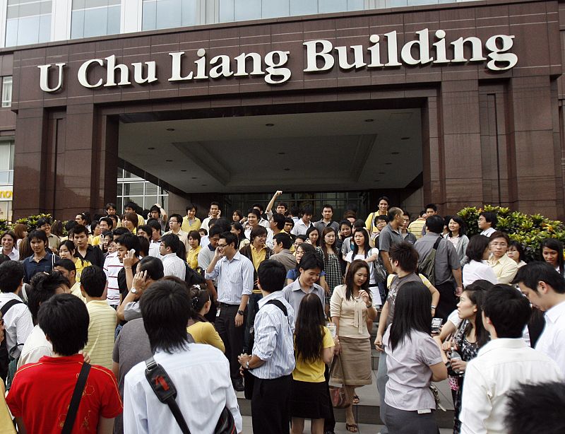 Oficinistas evacuados en Bangkok