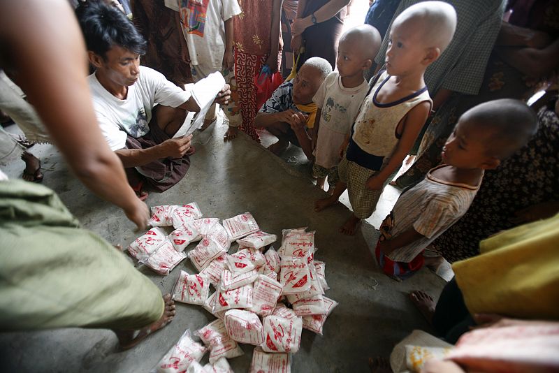 La ayuda llega a cuenta gotas a Birmania