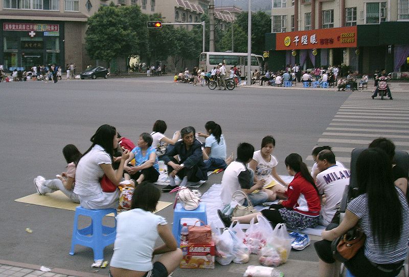 La gente se prepara para pasar la noche al aire libre en Mianyang (Sichuan), tras el terremoto