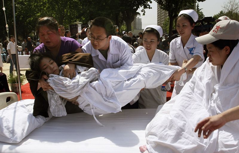 Una paciente del hospital desalojado en Sichuan por el terremoto