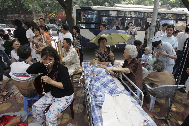 Más enfermos evacuados del hospital de Chongqing, en Sichuan (China)