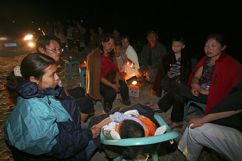 Vecinos de Chongqing  pasan la noche al aire libre tras haber perdido sus casas en el terremoto