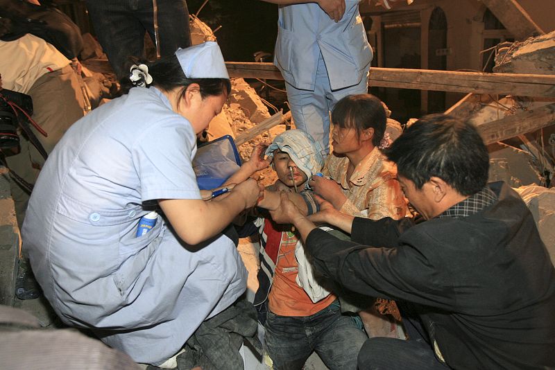 Rescate de uno de los atrapados en un colegio de Sichuan