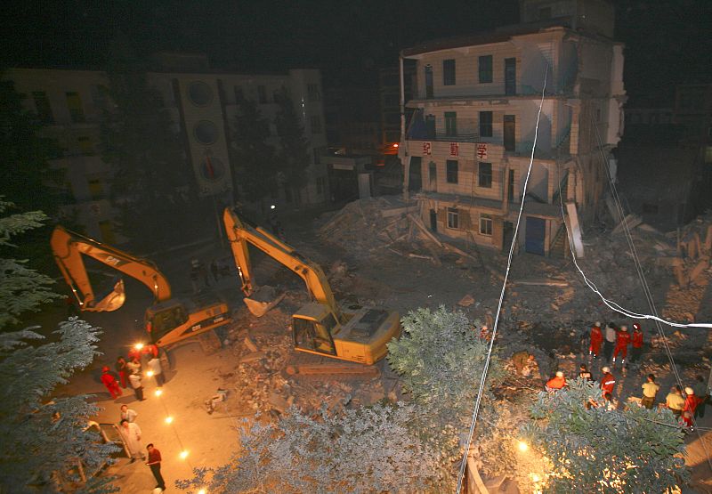 Vista general de uno de los colegios que se ha derrumbado tras el terremoto