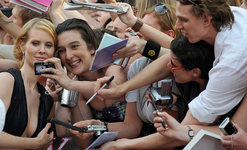 U.S. actress Nixon poses with fans at the world premiere of ''Sex And The City: The Movie'' at Leicester Square in London