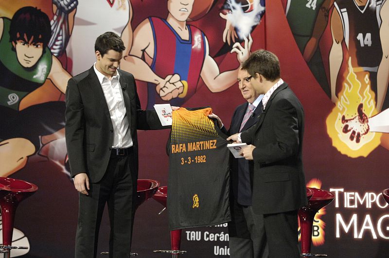 El jugador de baloncesto Rafa Martínez recibe una camiseta con su fecha de nacimiento, el mismo día que nació la Liga ACB.