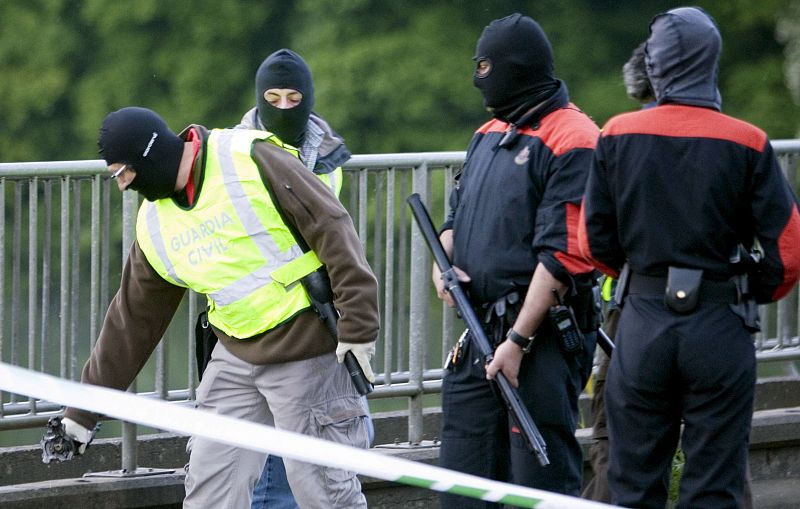 Agentes de la Guardia Civil recogen los restos de la esplosión