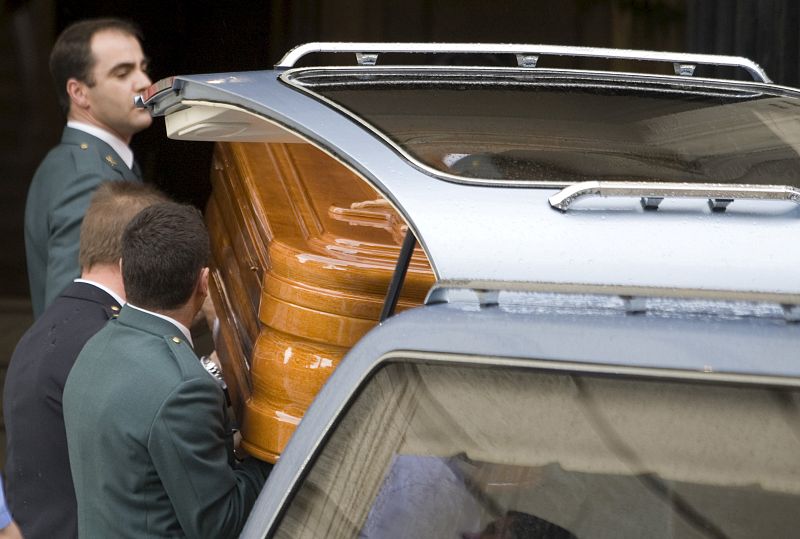 Los compàñeros introducen el féretro