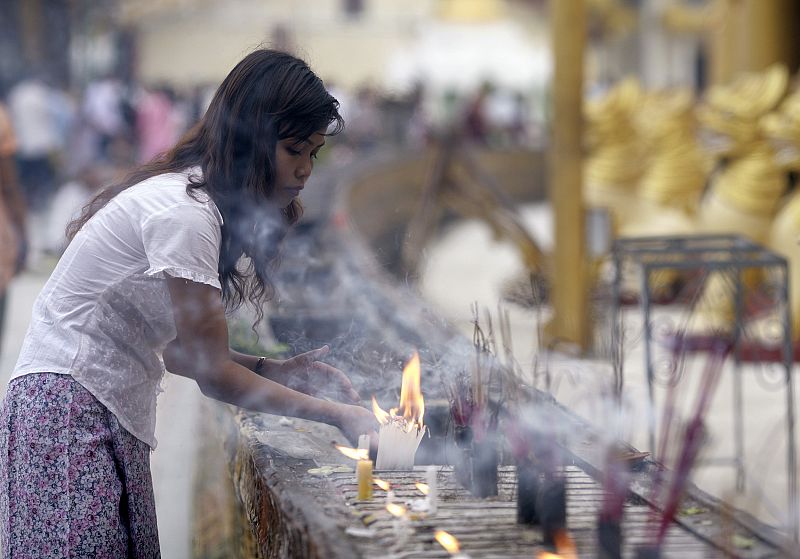 Velas por las víctimas del Nargis