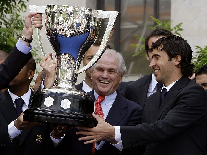 El Presidente del Real Madrid, Ramón Calderón, y el capitán, Raúl González, sostienen el trofeo de Liga.