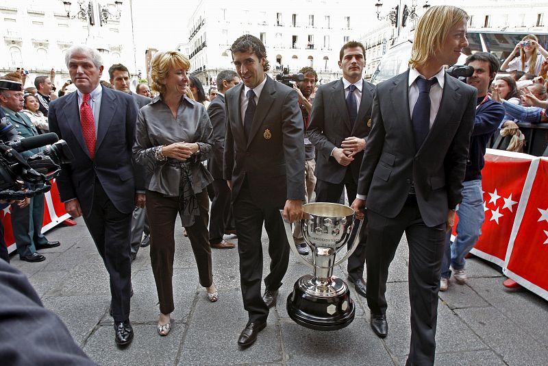 La presidenta de la Comunidad de Madrid junto al presidente del Real Madrid en la sede del Gobierno regional