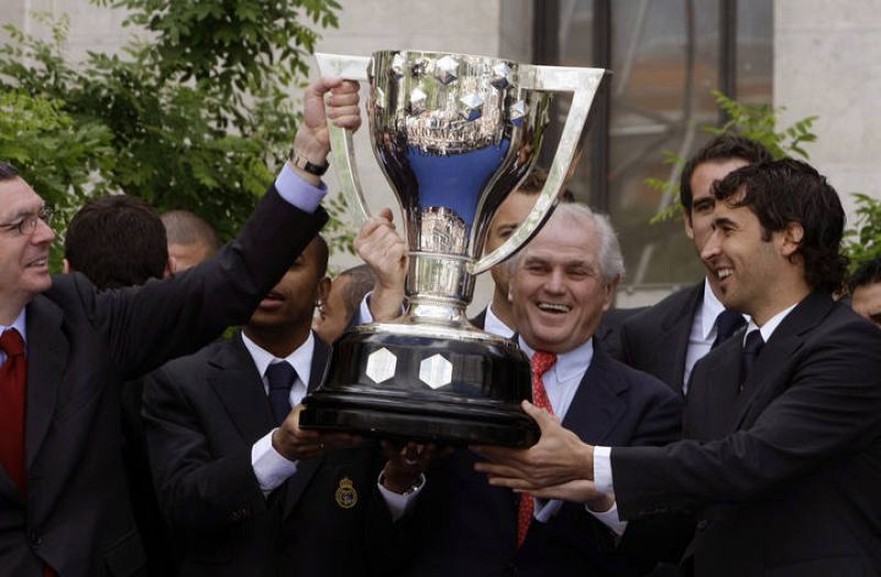 El alcalde de Madrid, Ruiz Gallardon, levana la Copa de la Liga con el equipo del Real Madrid