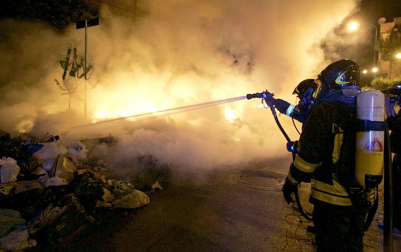 Los bomberos de Nápoles apagan las basuras en llamas