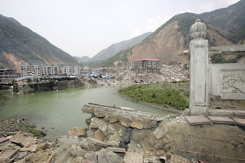 Imagen general de la enorme destrucción que ha asolado Beichuan, una de las áreas más dañadas tras el terremoto situada en la provincia de Sichuan.