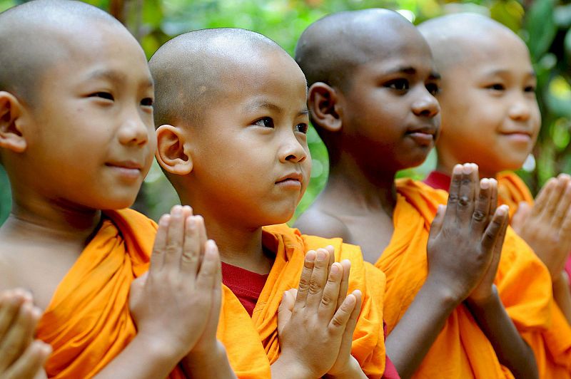 Jóvenes monjes budistas ofrecen sus oraciones en la Sociedad Maha Bodhi de Bangalore (India), con motivo de las celebraciones de la "Buddha Poornima".