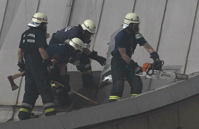 Los bomberos trabajan en la azotea de la Filarmónica