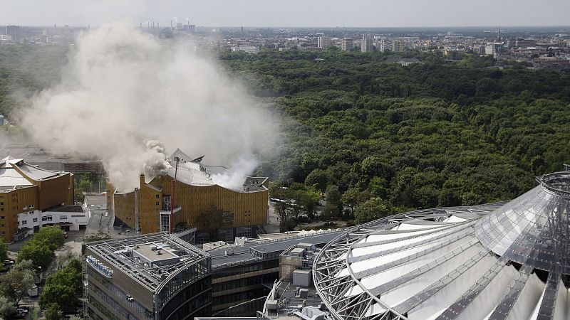 El incendio ha provocado una intensa humareda que se veía desde muchos puntos de Berlín