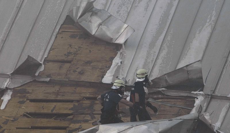 El fuego ha destrozado el techo del edificio