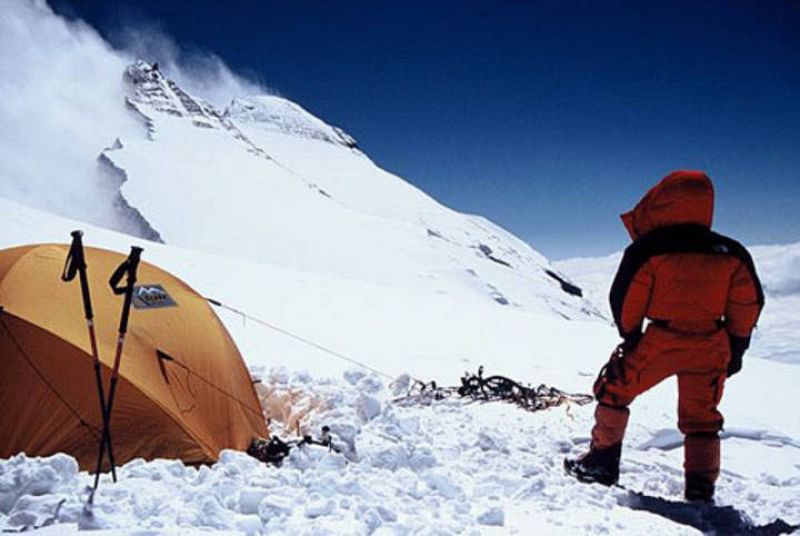 Iñaki Ochoa observa la cumbre del Annapurna