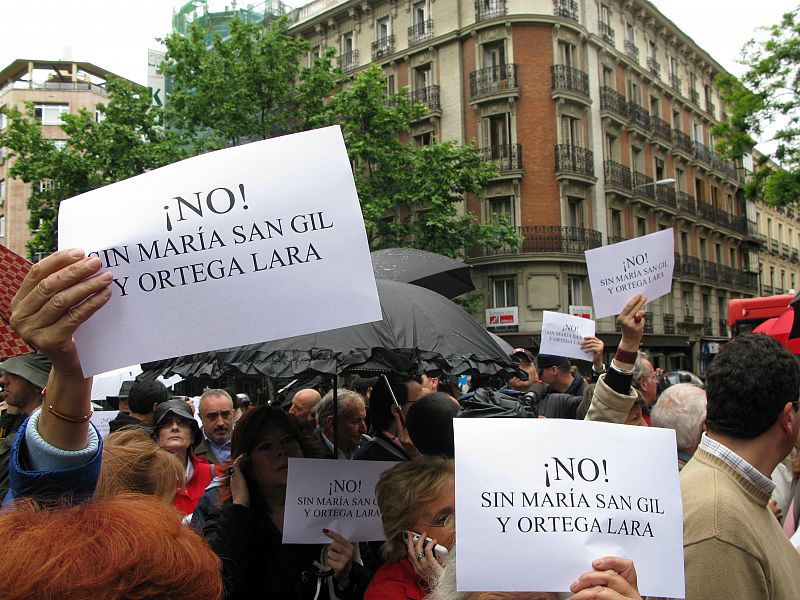 En la concentración ante la sede del PP de Madrid ha habido sobre todo pancartas a favor de María San Gil.