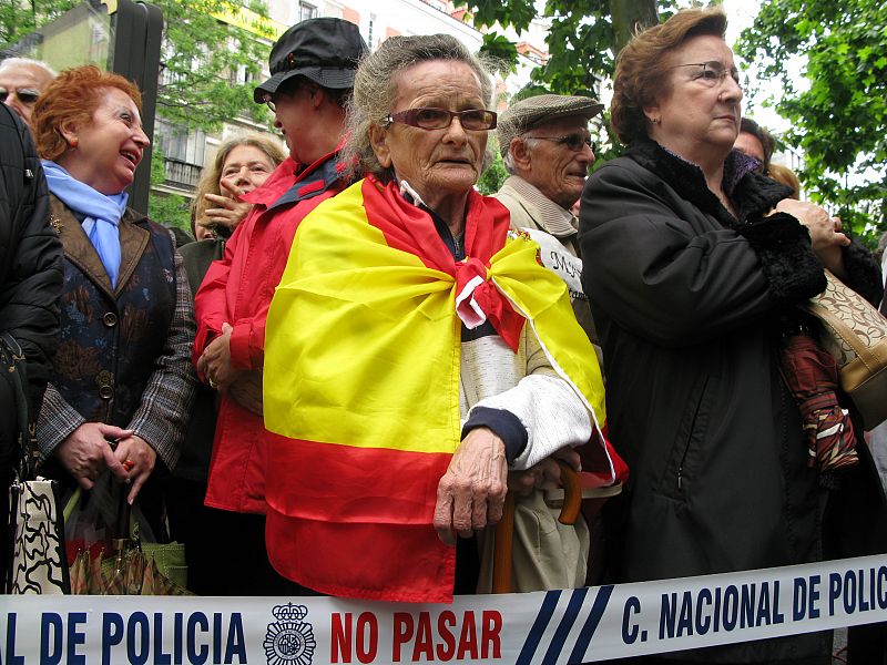 Una mujer mayor, votante del PP, se manifiesta ante la sede del partido