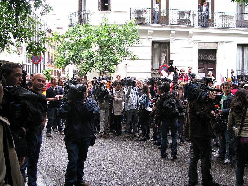 Los medios y los concentrados esperan la salida de Rajoy en el garaje de la sede