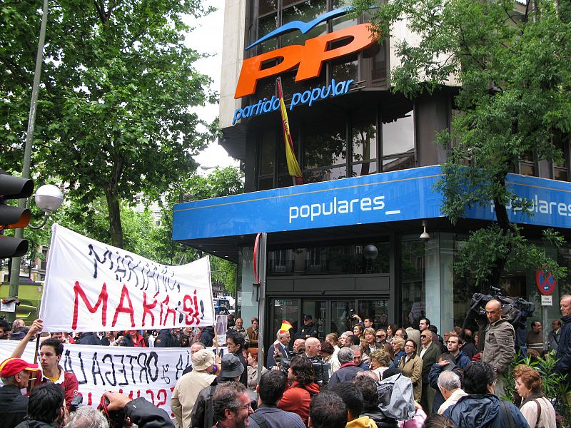 Convocados por SMS unas 200 personas se han concentrado ante la sede del PP para pedir la vuelta de María San Gil.