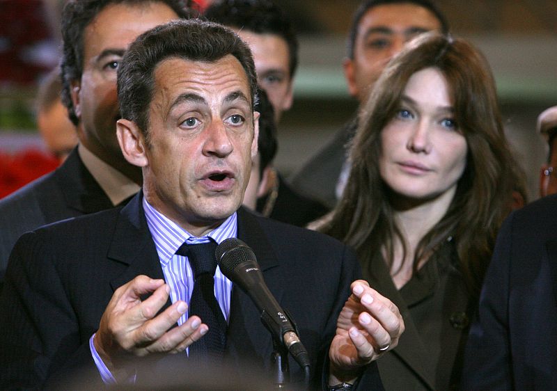 El presidente francés, Nicolas Sarkozy, con su mujer, Carla Bruni, en una visita a un mercado de mayoristas en Rugin, cerca de París.