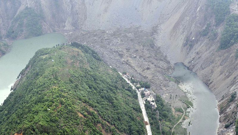 Vista aérea que muestra un corrimiento de tierras que ha formado un lago con riesgo de terremoto cerca del condado de Bichuan.