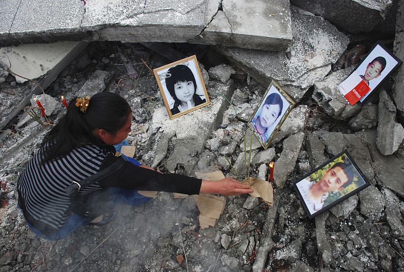 Una madre recuerda a su hijo fallecido durante un acto conmemorativo celebrado en las ruinas de la escuela Juyuan, en la localidad azotada por el terremoto de Dujiangyan.