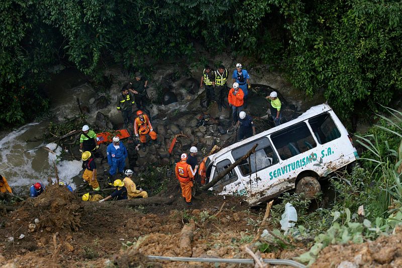 Labores de rescate de un microbus que fue arrastrado 80 metros por un derrumbe por las fuertes lluvias en la carretera Panamericana entre la localidad de Villamaría y la ciudad de Manizales (Colombia).