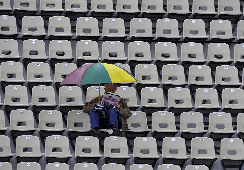 Solo en la lluvia de París