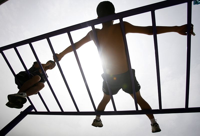 Los supervivientes del terremoto de China descansan en el campamento de evacuación temporal en el estadio de Jiuzhou, en Mianyang.