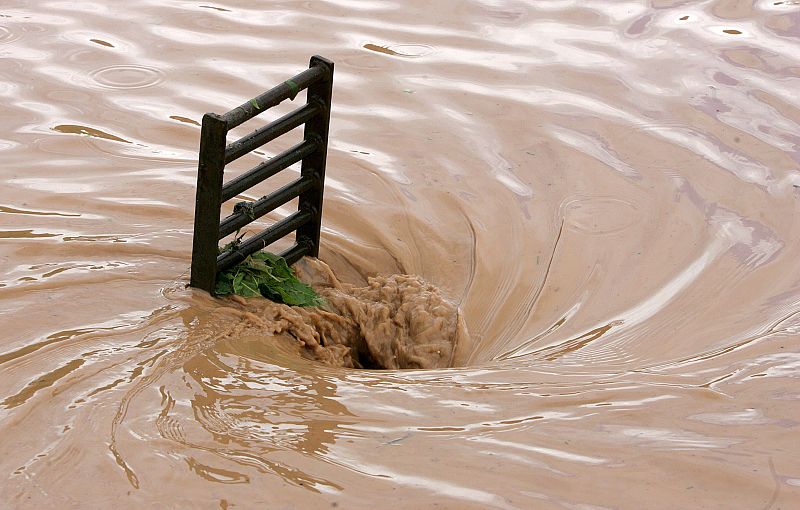 Las alcatarillas no dan abasto para tragar el agua tras la tromba caída en quince minutos en Logroño.