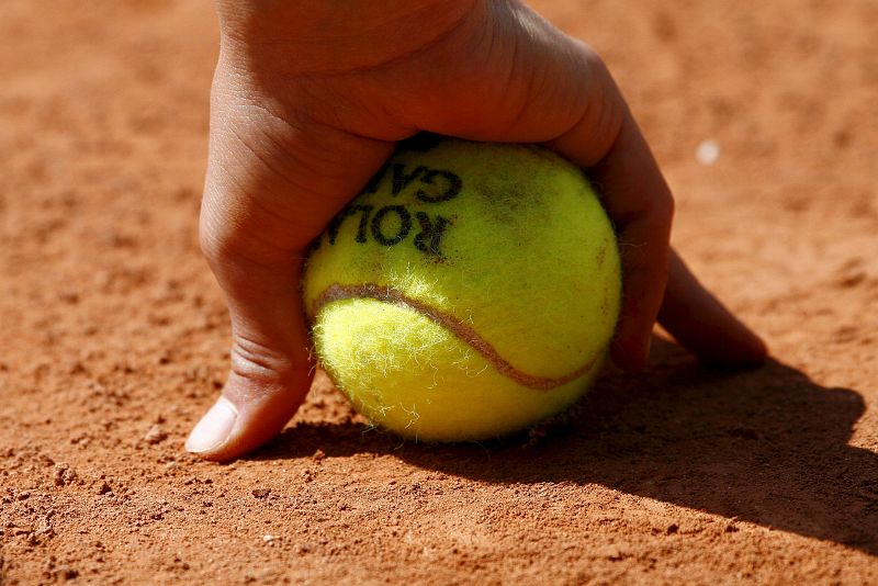 Un recogepelotas preparado durante un partido del torneo de Roland Garros, en París.