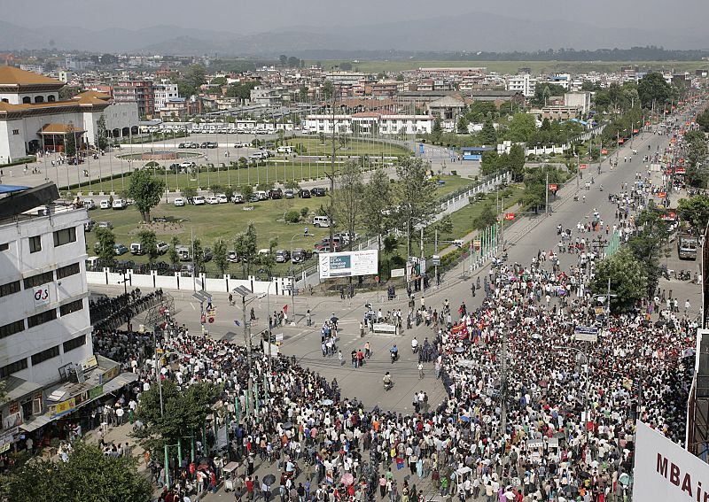 El pueblo de Nepal espera fuera de la Asamblea Constituyente al anuncio de que su país se ha convertido en una república.